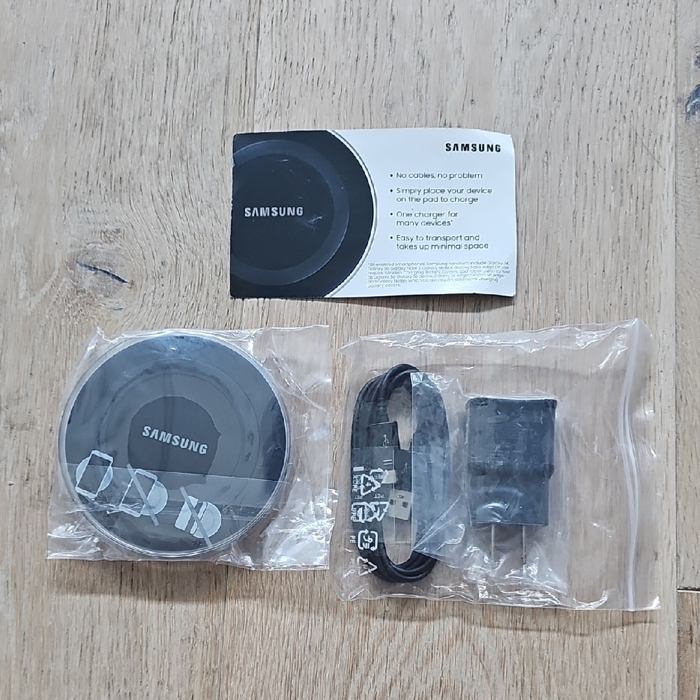 NWOB Samsung Wireless Charger with Cable and Adapter